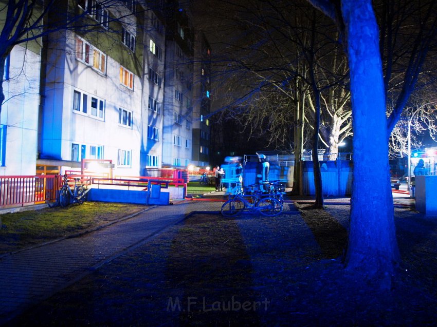 Feuer 3 Kellerbrand Koeln Ostheim Gernsheimerstr P04.JPG